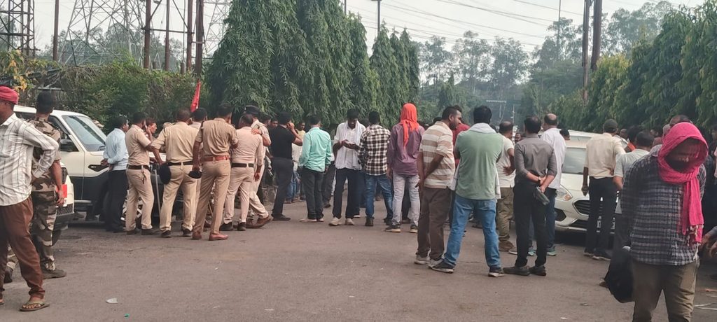 SECL दीपका कार्यालय पर ग्रामीणों का तालाबंदी आंदोलन, विधायक प्रेमचंद पटेल के नेतृत्व में अनिश्चितकालीन धरना शुरू img 20260920 wa0001
