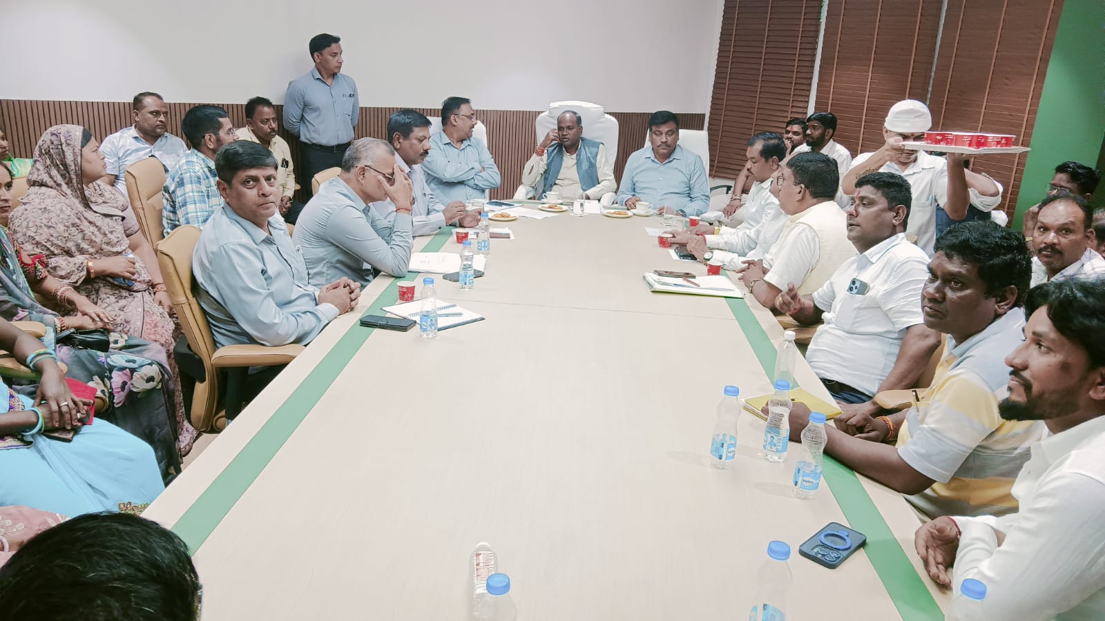 SECL मुख्यालय में भूविस्थापितों की उच्चस्तरीय बैठक, 4-5 दिनों में लिखित निर्णय का आश्वासन img 20260921 wa0304