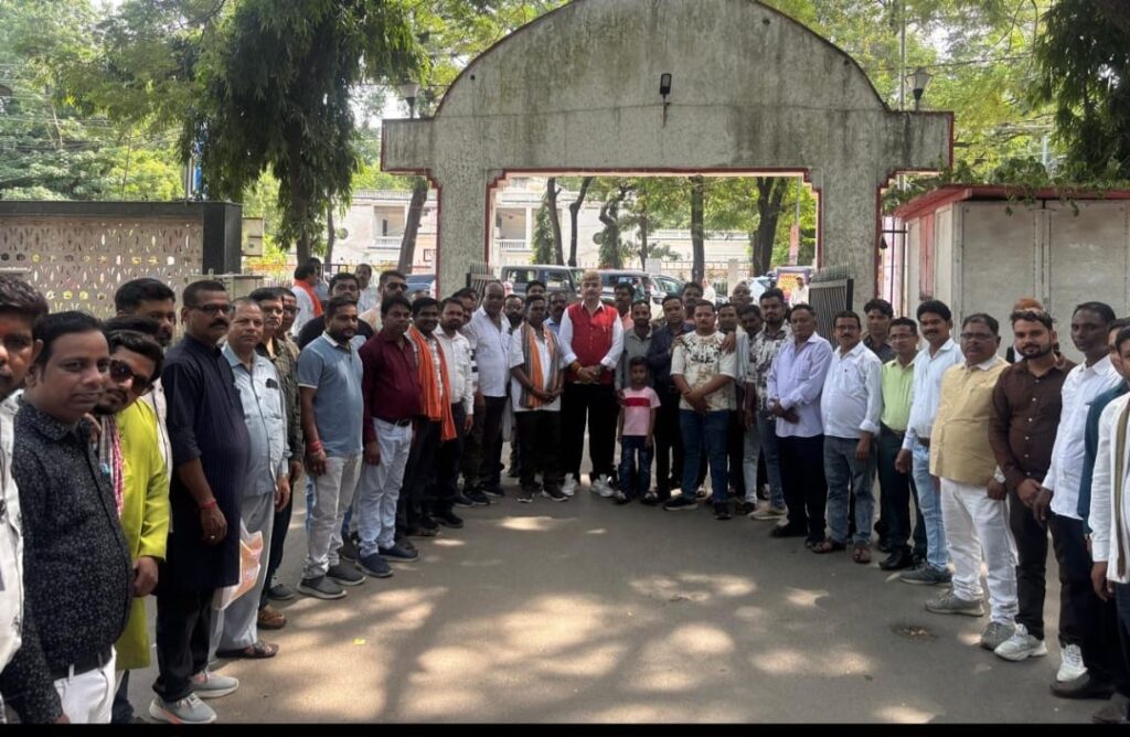 व्यापम परीक्षा के सवाल पर भड़का सर्व सेन समाज, बिलासपुर में सैकड़ों लोगों ने सौंपा ज्ञापन img 20260923 wa0079