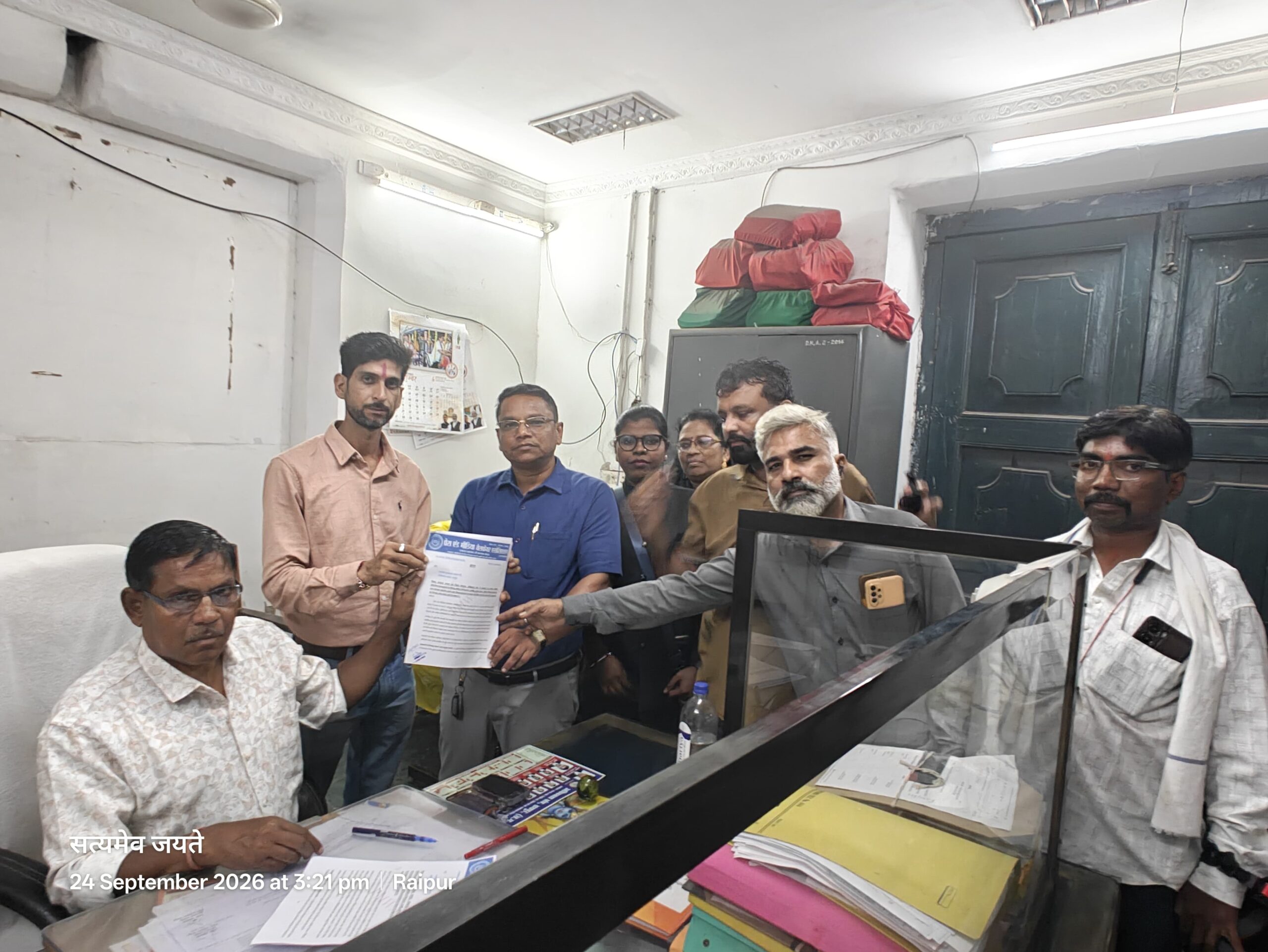 सरगुजा में पत्रकारों पर दबाव और चरित्र-हनन का मामला राजधानी पहुंचा, सीएम से उच्चस्तरीय जांच की मांग img 20260924 wa0217