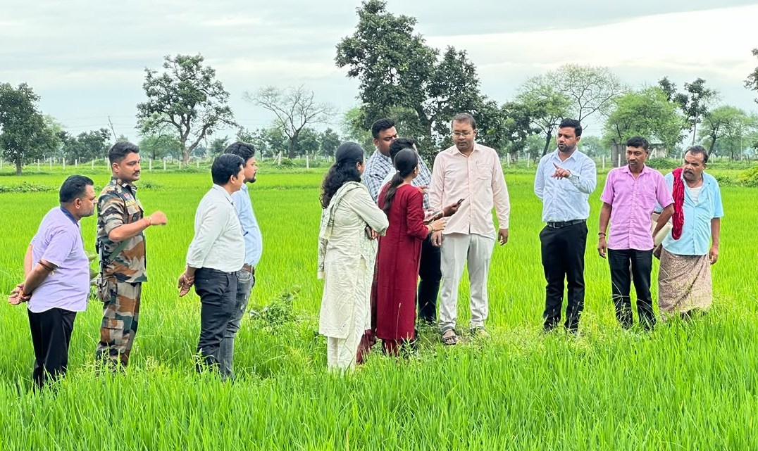खेत की मेढ़ पर पहुंचे कलेक्टर, डिजिटल क्रॉप सर्वे का लिया जायजा img 20260924 wa0243