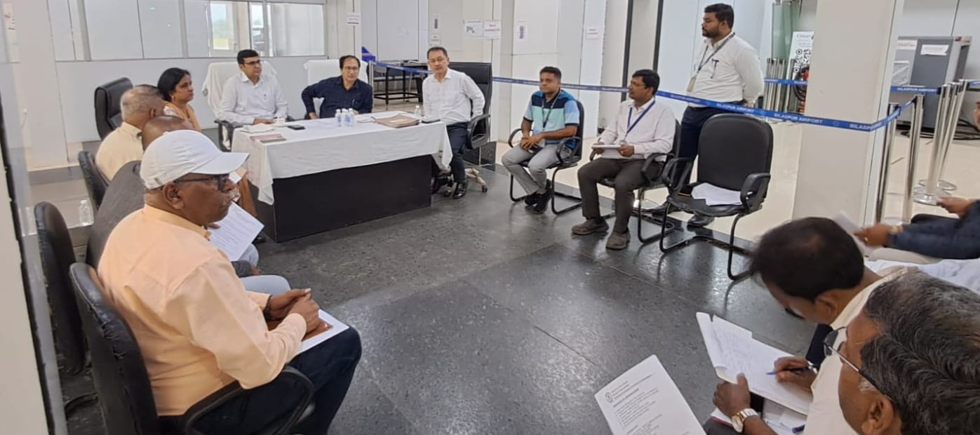 बिलासपुर एयरपोर्ट की सुरक्षा व्यवस्था को लेकर अहम बैठक, विमान-पक्षी टकराव रोकने पर जोर img 20260924 wa0249