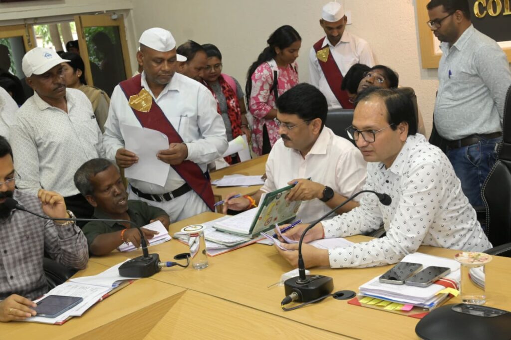 बिलासपुर जनदर्शन: कलेक्टर-एसएसपी ने सुनीं लोगों की समस्याएं, स्कूल भवन से लेकर 13 माह के वेतन तक के मामलों पर दिए निर्देश whatsapp image 2026 09 22 at 4.31.57 pm
