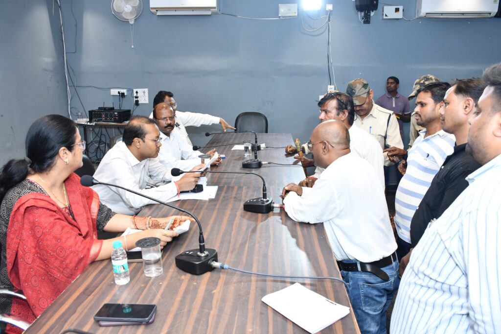 जनदर्शन में कलेक्टर सख्त: उज्ज्वला गैस, पानी, शौचालय, ट्रांसफार्मर और सीसी रोड की मांगों पर दिए समयबद्ध कार्रवाई के निर्देश whatsapp image 2026 09 22 at 5.36.28 pm