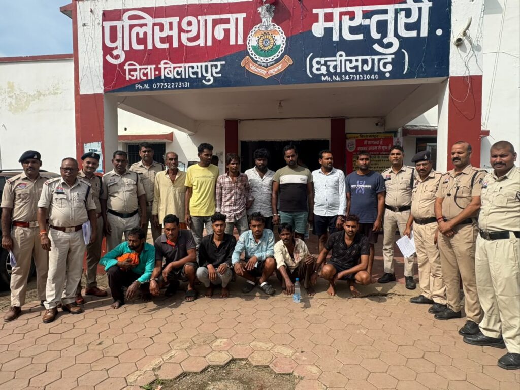 गणेश पंडाल में बाजा बजाने के विवाद में युवक की हत्या, 13 आरोपी गिरफ्तार; डंडा, छुरी और कुल्हाड़ी जब्त गणेश पंडाल में बाजा बजाने के विवाद में युवक की हत्या, 13 आरोपी गिरफ्तार; डंडा, छुरी और कुल्हाड़ी जब्त