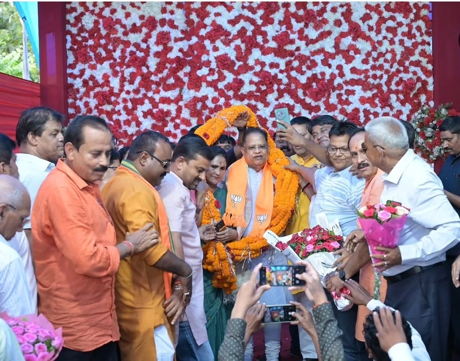 बिलासपुर: विधायक अमर अग्रवाल के जन्मदिन पर स्कूलों में बच्चों को बांटे गए केक पैकेट, कार्यकर्ताओं ने कार्यालय पहुंचकर दी शुभकामनाएं whatsapp image 2026 09 23 at 12.23.47 am