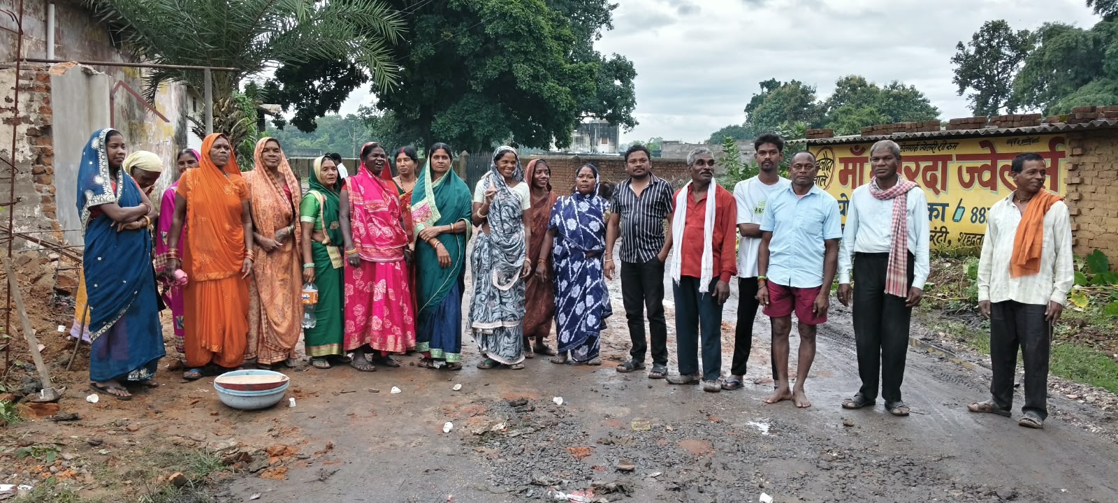 सरपंच की कथित निष्क्रियता से नाराज ग्रामीणों ने खुद संभाली सड़क मरम्मत की कमान whatsapp image 2026 09 29 at 5.18.31 pm
