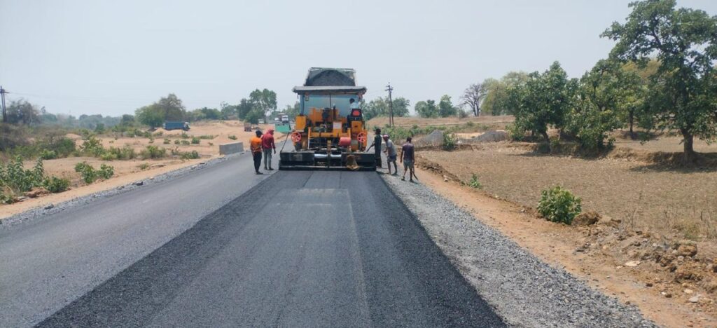 सरगांव-साकेत मार्ग का होगा कायाकल्प, 21.70 करोड़ रुपये की लागत से सड़क का उन्नयन जारी img 20261023 wa0218