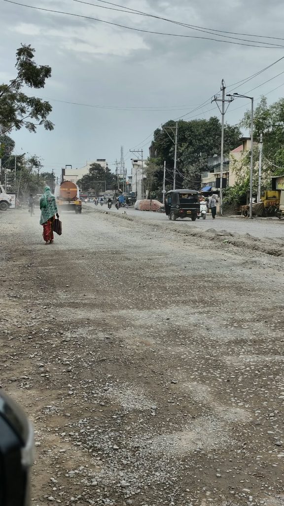 कैबिनेट के फैसले से PWD ठेकेदारों को डामर की बढ़ी कीमतों पर राहत, नगर निगम की सड़कों पर अब भी असमंजस; बेलतरा की बदहाल सड़कों का समाधान कब? img 20261028 wa0205