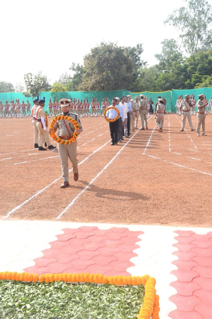 पुलिस स्मृति दिवस पर शहीद जवानों को भावभीनी श्रद्धांजलि, पुलिस महानिरीक्षक रामगोपाल गर्ग ने किया नामावली का वाचन whatsapp image 2026 10 21 at 8.02.47 pm (1)