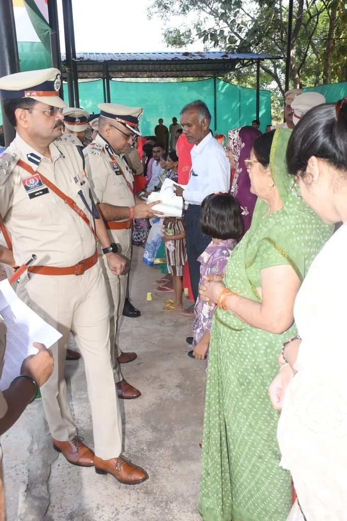 पुलिस स्मृति दिवस पर शहीद जवानों को भावभीनी श्रद्धांजलि, पुलिस महानिरीक्षक रामगोपाल गर्ग ने किया नामावली का वाचन whatsapp image 2026 10 21 at 8.11.39 pm