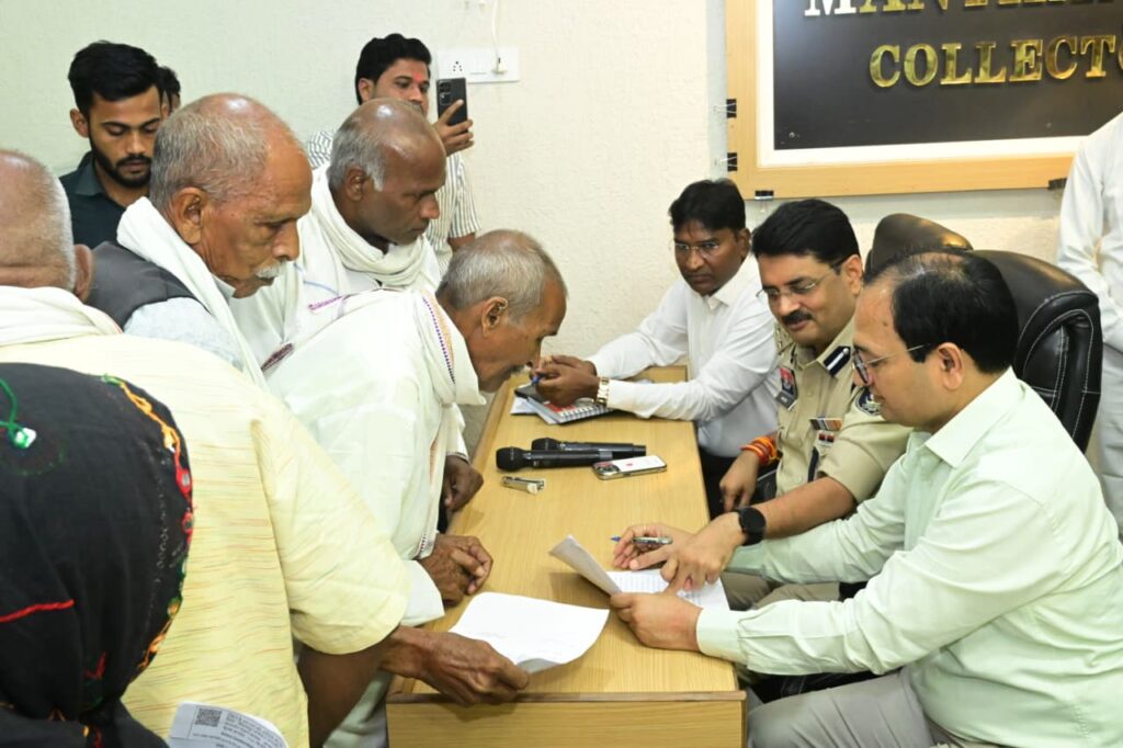 बिलासपुर जनदर्शन में कलेक्टर-एसएसपी ने सुनीं लोगों की समस्याएं, अधिकारियों को त्वरित निराकरण के निर्देश whatsapp image 2026 10 27 at 4.33.55 pm