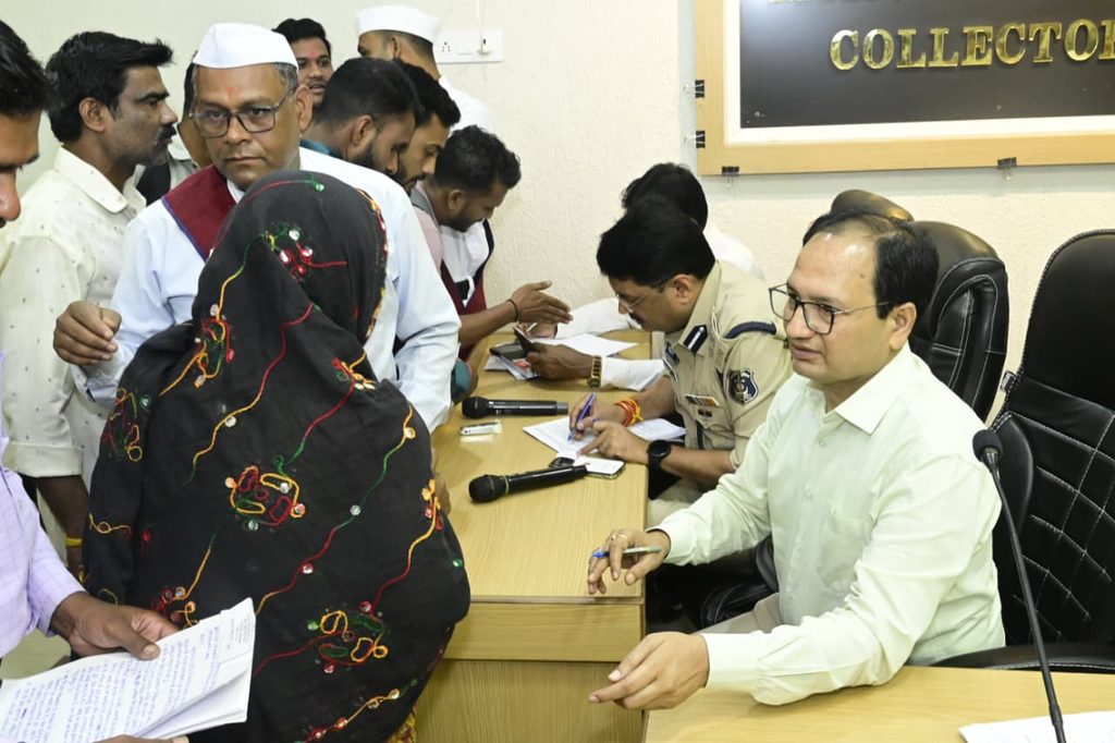 बिलासपुर जनदर्शन में कलेक्टर-एसएसपी ने सुनीं लोगों की समस्याएं, अधिकारियों को त्वरित निराकरण के निर्देश whatsapp image 2026 10 27 at 4.33.57 pm
