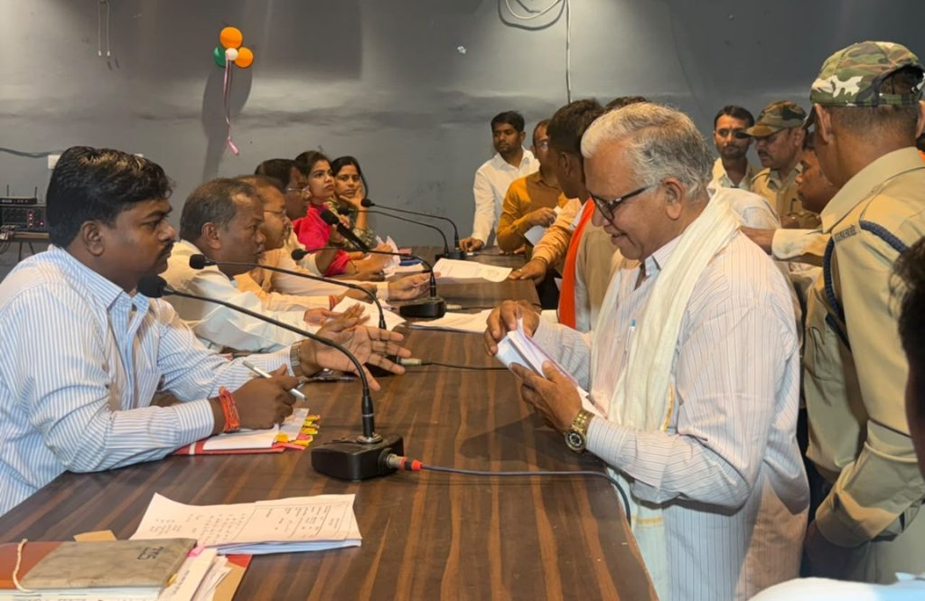 मुंगेली जनदर्शन में कलेक्टर अमृत विकास तोपनो ने सुनीं नागरिकों की समस्याएं, समय-सीमा में निराकरण के निर्देश whatsapp image 2026 10 27 at 5.30.25 pm