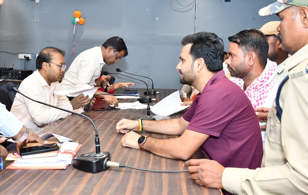 मुंगेली जनदर्शन में कलेक्टर अमृत विकास तोपनो ने सुनीं नागरिकों की समस्याएं, समय-सीमा में निराकरण के निर्देश whatsapp image 2026 10 27 at 5.30.26 pm