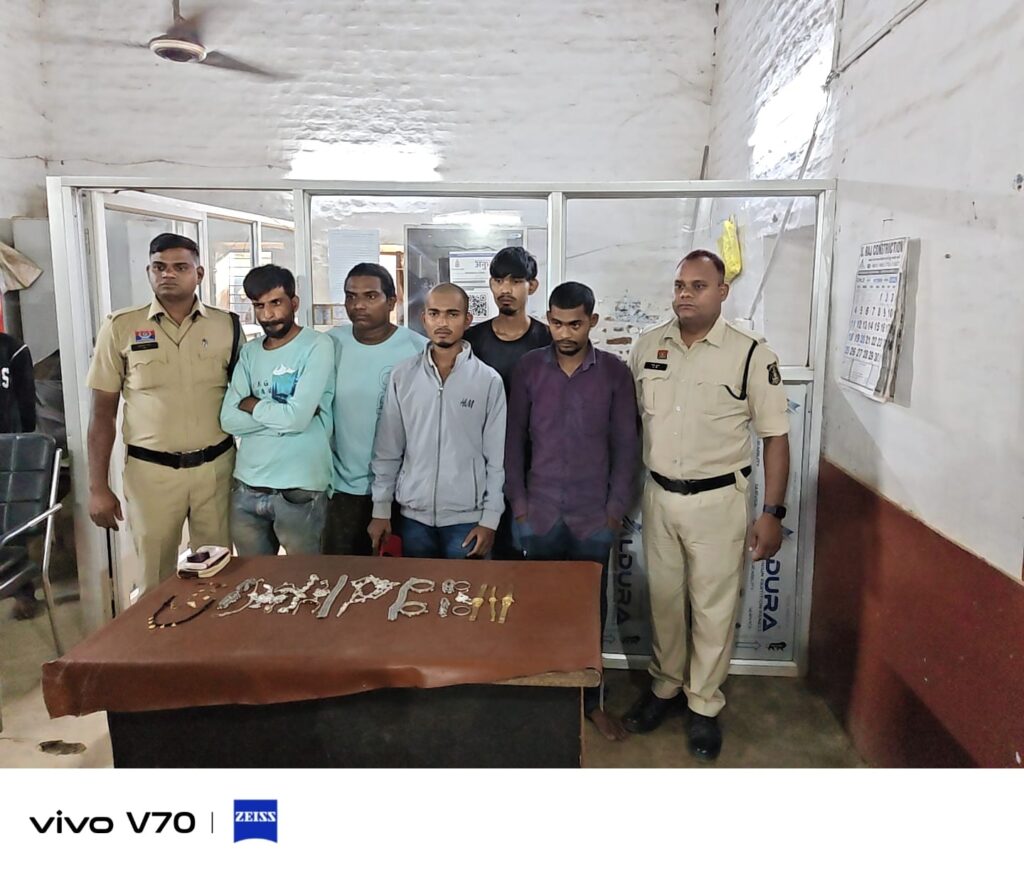 बिलासपुर: सूने मकान में चोरी करने वाले 5 आरोपी और एक अपचारी बालक गिरफ्तार, ₹2 लाख का सामान बरामद whatsapp image 2026 10 27 at 5.37.31 pm